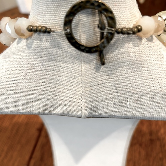 18 in costume jewelry with a vintage look.  Great beads and design. - Picture 3 of 8